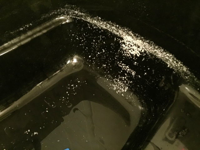 千代田区 黒の浴槽に湯はりの際に気になる白いヒラヒラとした汚れ