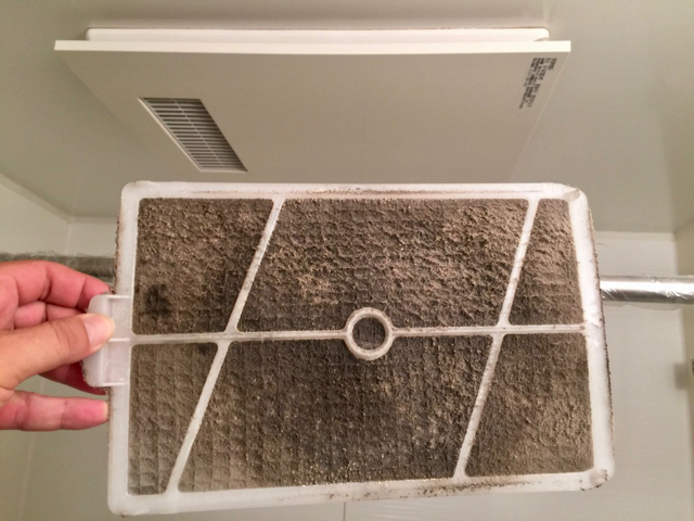 浴室換気扇のフィルター汚れ
