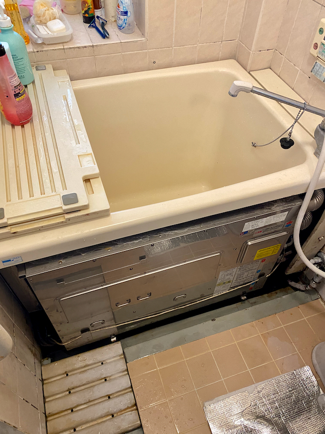 品川区 とても珍しい薄型の風呂釜をエプロン内に組み込んだエプロン